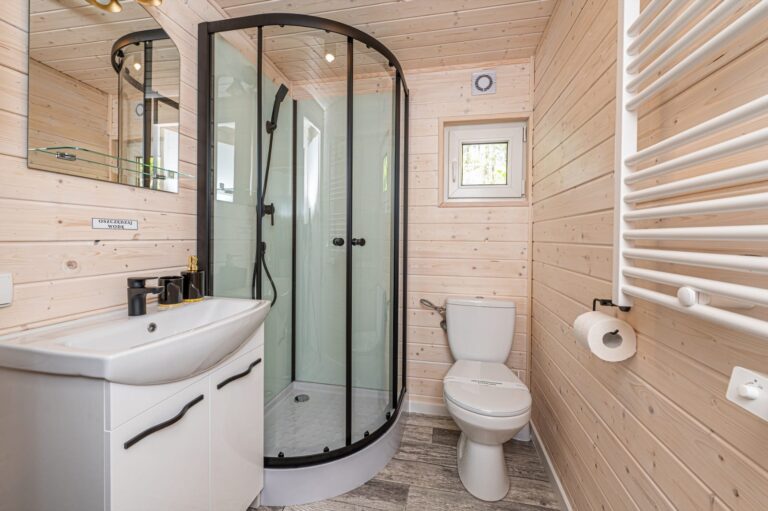 Łazienka z prysznicem w domku mobilnym